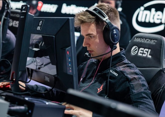 她以精准的 她以精准的